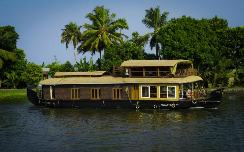A romantic houseboat journey, one of the best best places in Kerala for honeymoon. Tripmonks